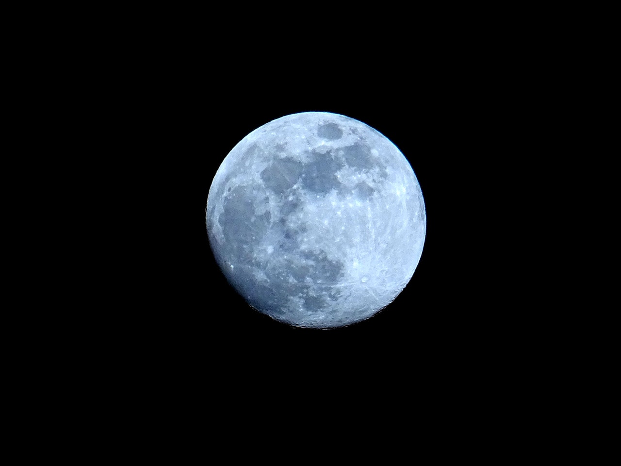 Lua totalmente aparente no meio do céu preto