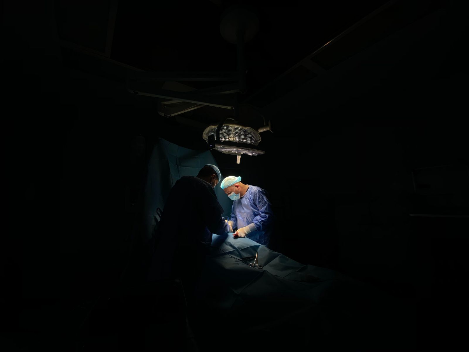 Médico fazendo cirurgia 