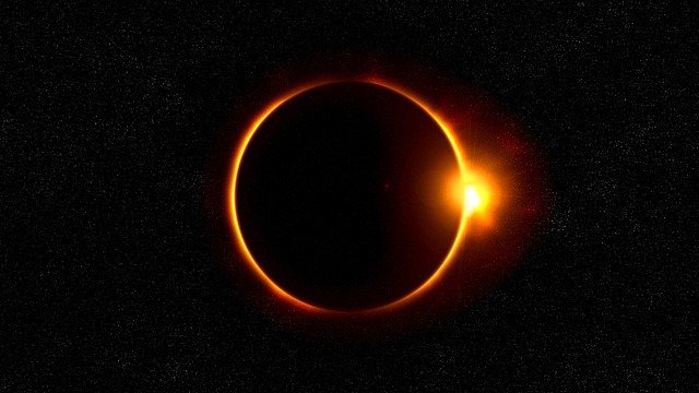 Eclipse solar no meio do universo
