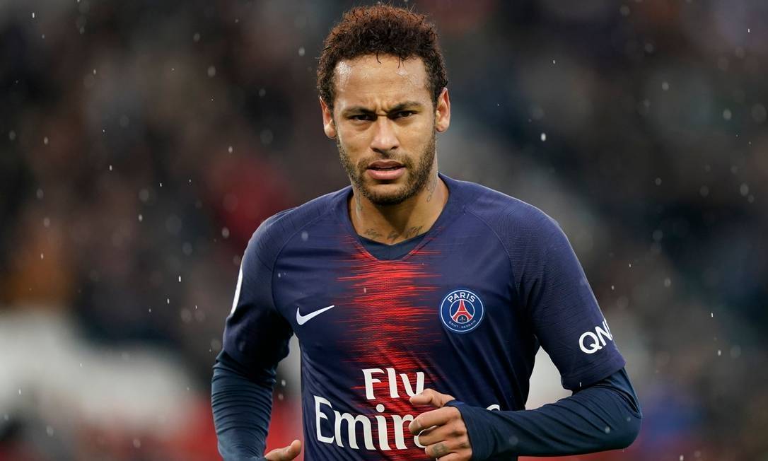 Neymar em campo pelo Paris Saint-Germain, com uniforme do time de manga comprida.